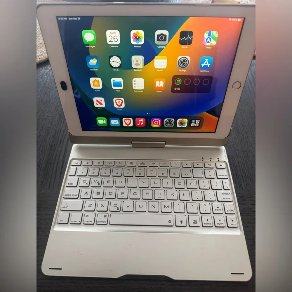 Apple IPad 5th Gen 32GB Silver w/ Bluetooth Keyboard Case Bundle - Pre Owned